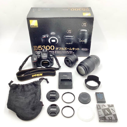 【全額返金保証】【最速発送】Nikon デジタル一眼 D5300 ダブルズームキット ブラック 美品 動作確認済