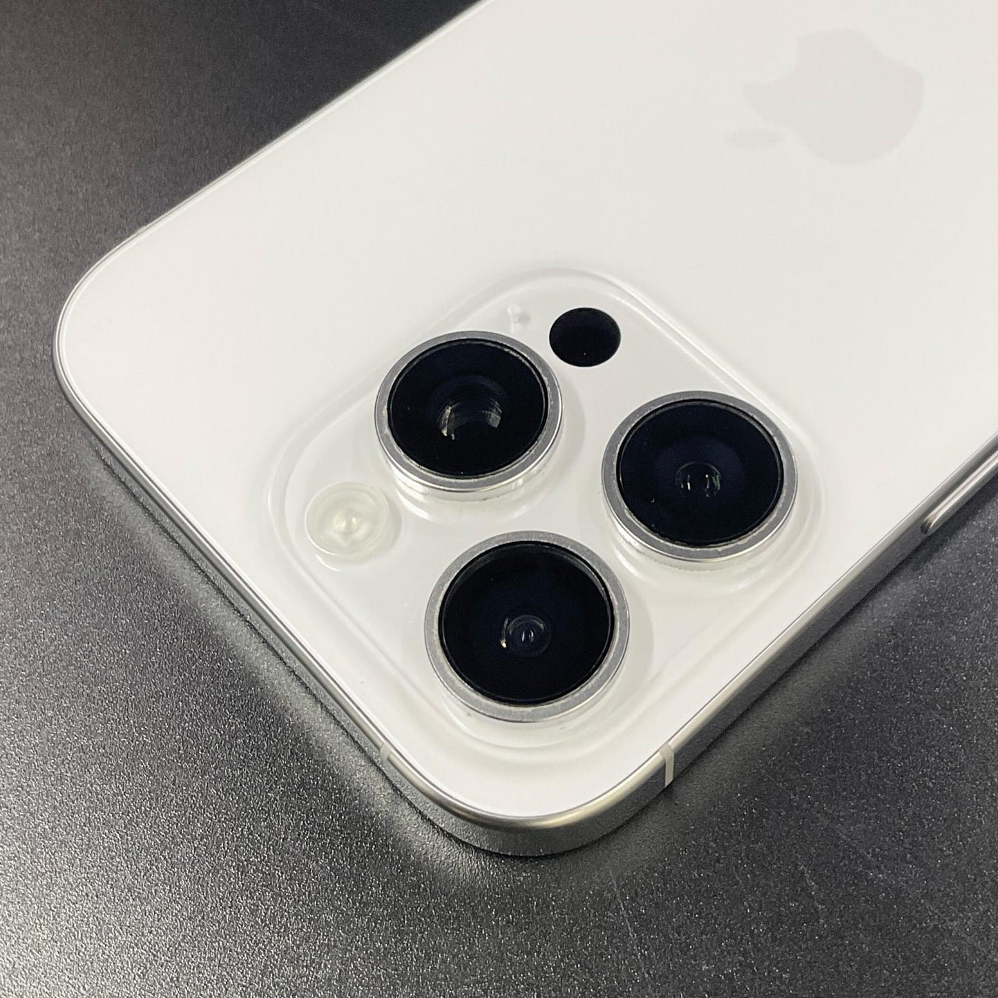 【全額返金保証】【最速発送】Apple iPhone iPhone 16 Pro 128GB ホワイトチタニウム docomo 白ロム 超美品 動作確認済 95%
