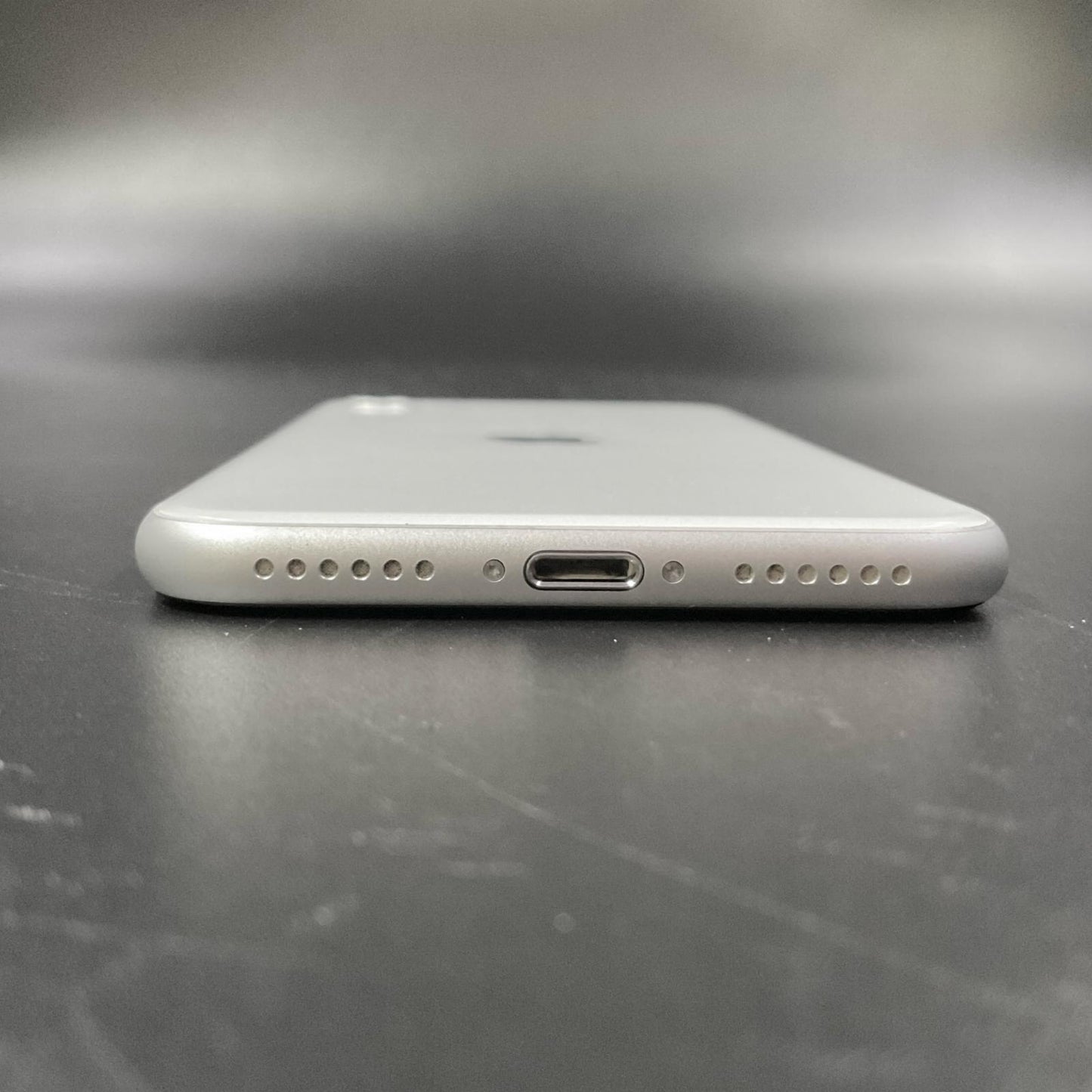 【全額返金保証】【最速発送】Apple iPhone iPhone SE（第2世代） 128GB スターライト docomo 白ロム 動作確認済 86%
