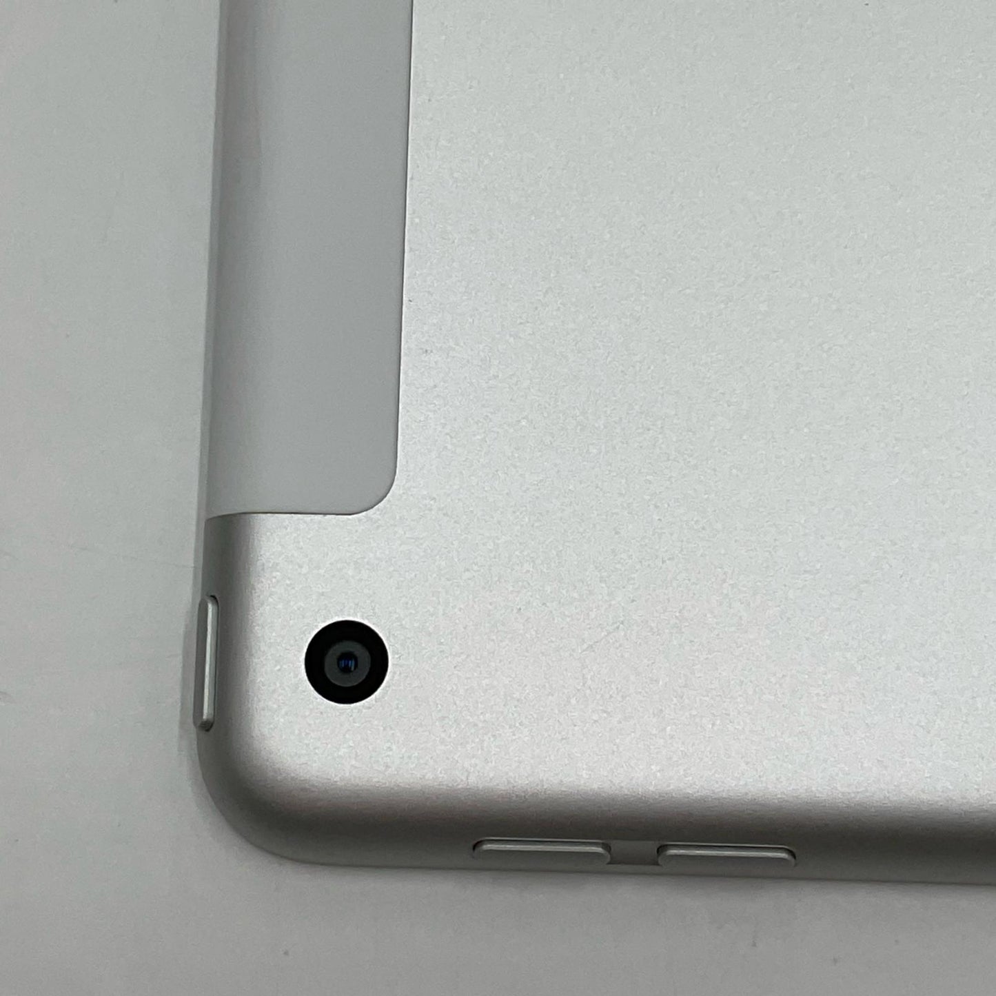 【最速発送】Apple iPad iPad 10.2インチ 第9世代 64GB シルバー au 白ロム【難有】