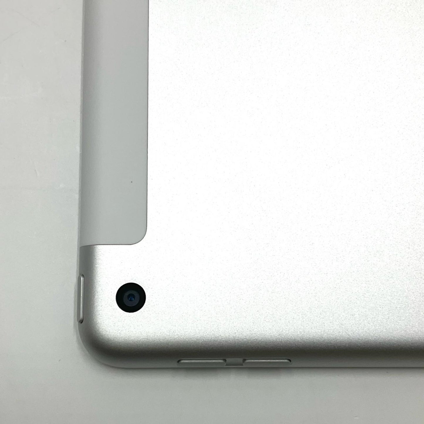 【最速発送】Apple iPad iPad 10.2インチ 第9世代 64GB シルバー WiFi+Cellular au 白ロム【難有】
