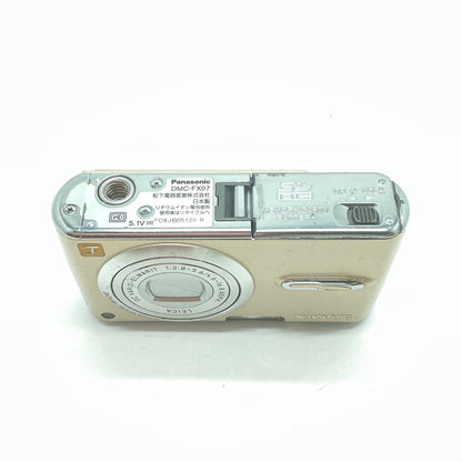 【全額返金保証】【最速発送】Panasonic コンパクトデジタルカメラ LUMIX DMC-FX07 動作確認済