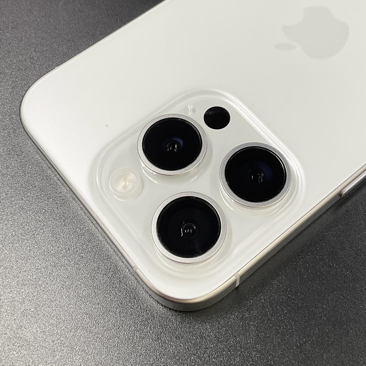 【全額返金保証】【最速発送】Apple iPhone iPhone 15 Pro 256GB ホワイトチタニウム docomo 白ロム 美品 動作確認済 89%