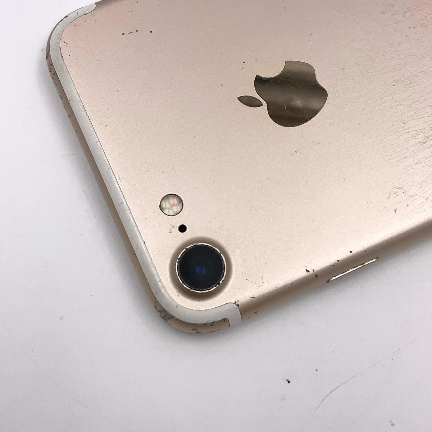 【最速発送】Apple iPhone iPhone 7 128GB ゴールド docomo 白ロム【難有】 67%
