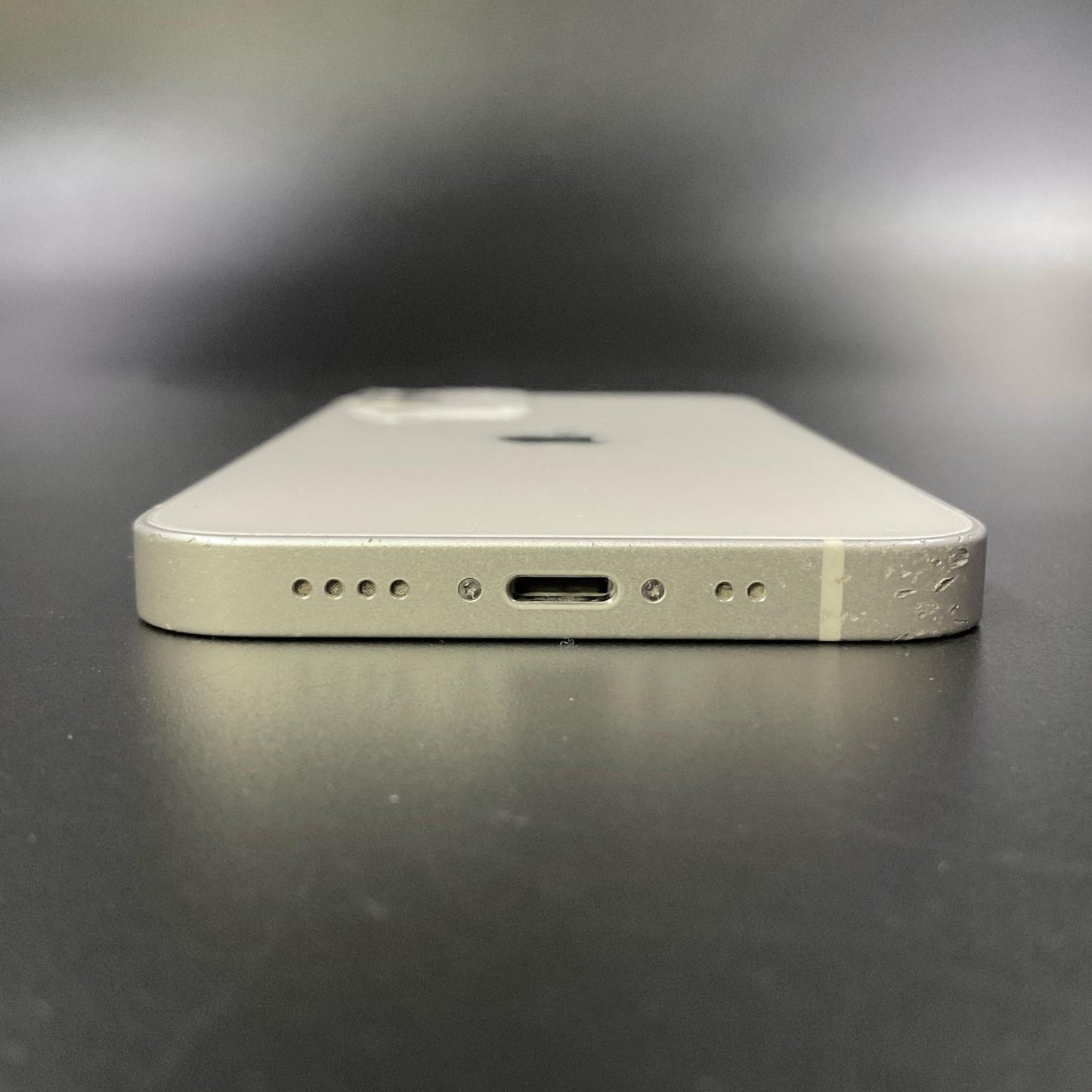【全額返金保証】【最速発送】Apple iPhone iPhone 7 32GB シルバー au 白ロム 動作確認済 77%