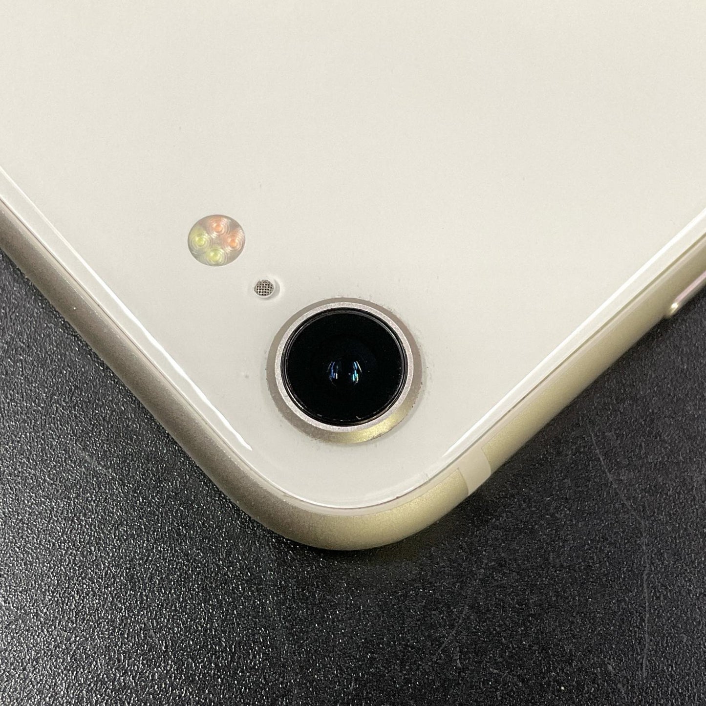 【全額返金保証】【最速発送】Apple iPhone iPhone SE（第3世代） 64GB スターライト docomo 動作確認済 82%