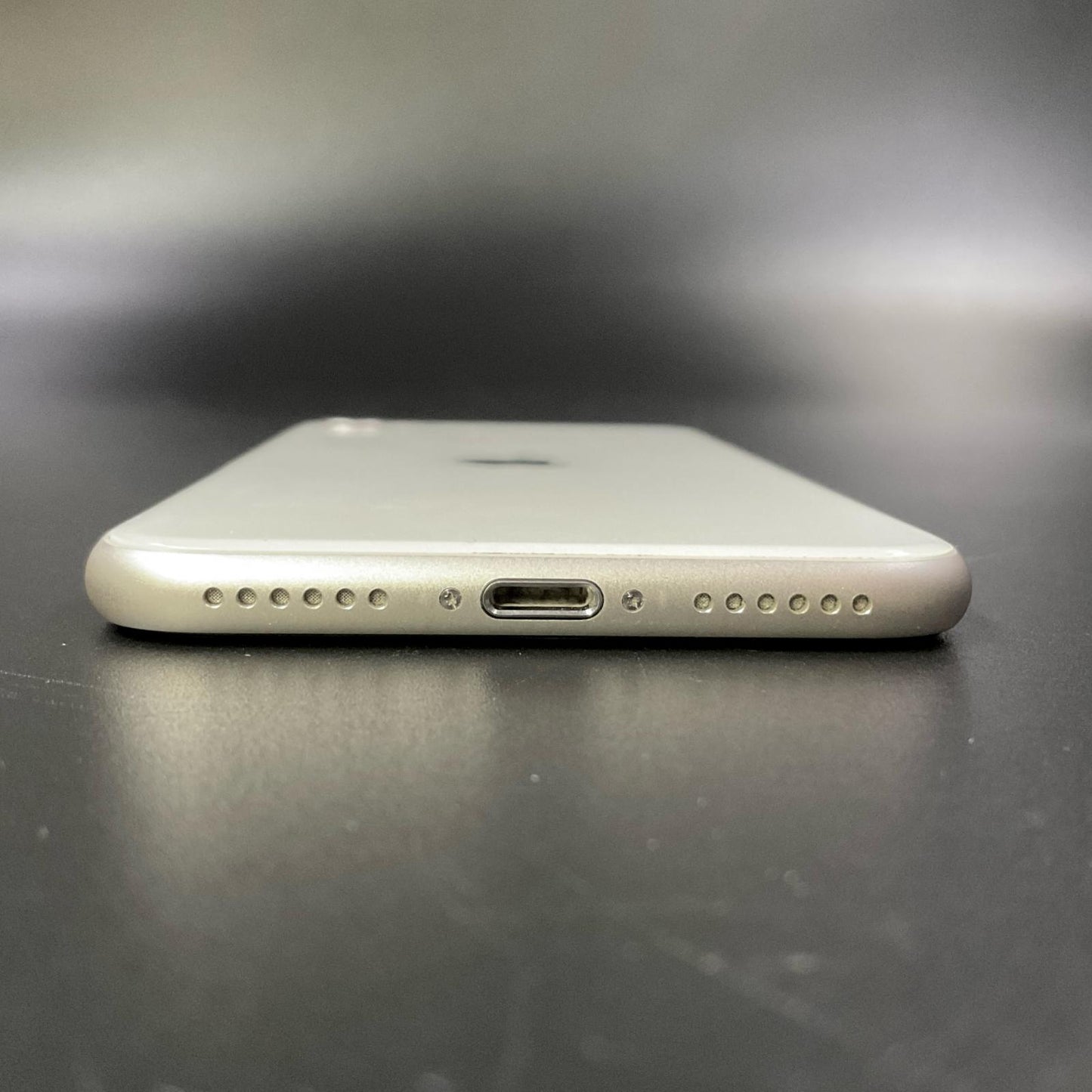 【全額返金保証】【最速発送】Apple iPhone iPhone SE（第3世代） 64GB スターライト docomo 動作確認済 82%