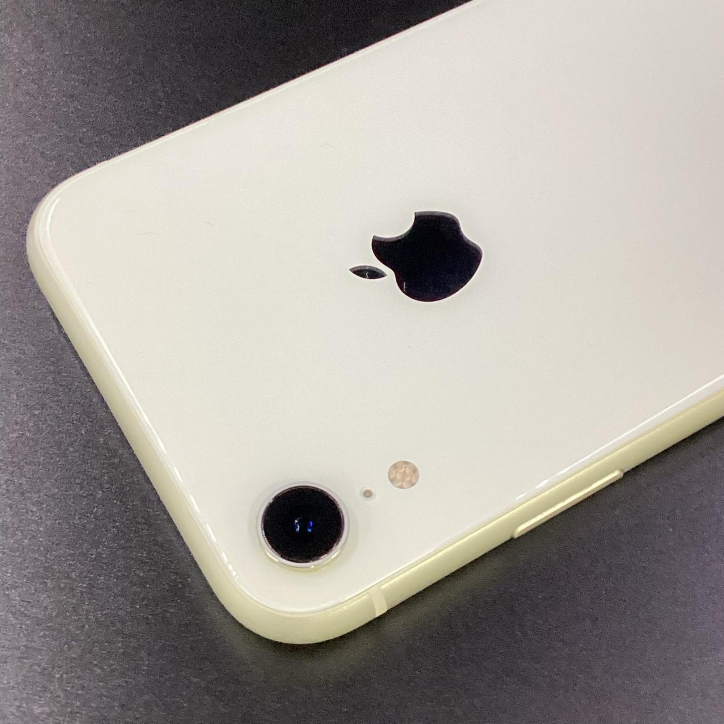 【全額返金保証】【最速発送】Apple iPhone iPhone XR 64GB ホワイト au 白ロム 美品 動作確認済 87%
