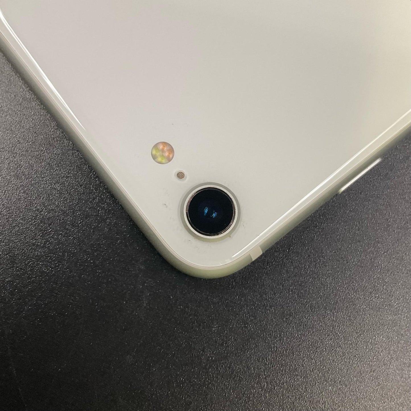 【全額返金保証】【最速発送】Apple iPhone iPhone SE（第2世代） 64GB ホワイト Softbank 白ロム 動作確認済 74%