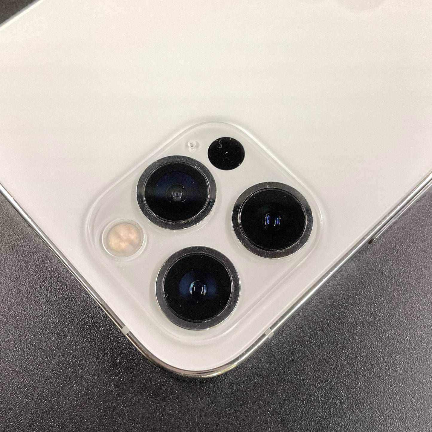 【全額返金保証】【最速発送】Apple iPhone iPhone 12 Pro 128GB シルバー Softbank 白ロム 動作確認済 84%