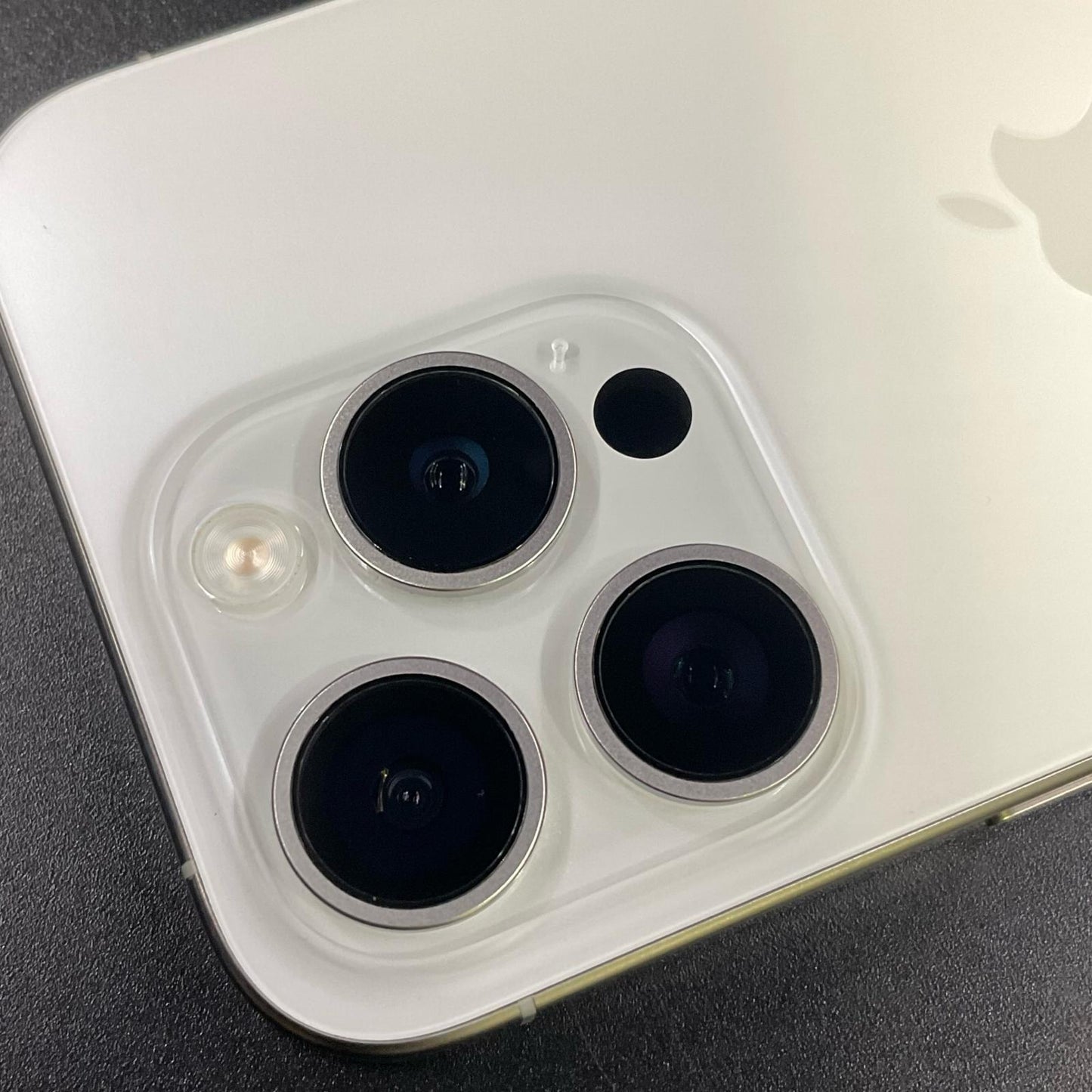 【全額返金保証】【最速発送】Apple iPhone iPhone 15 Pro 128GB ホワイトチタニウム Softbank 美品 動作確認済 89%