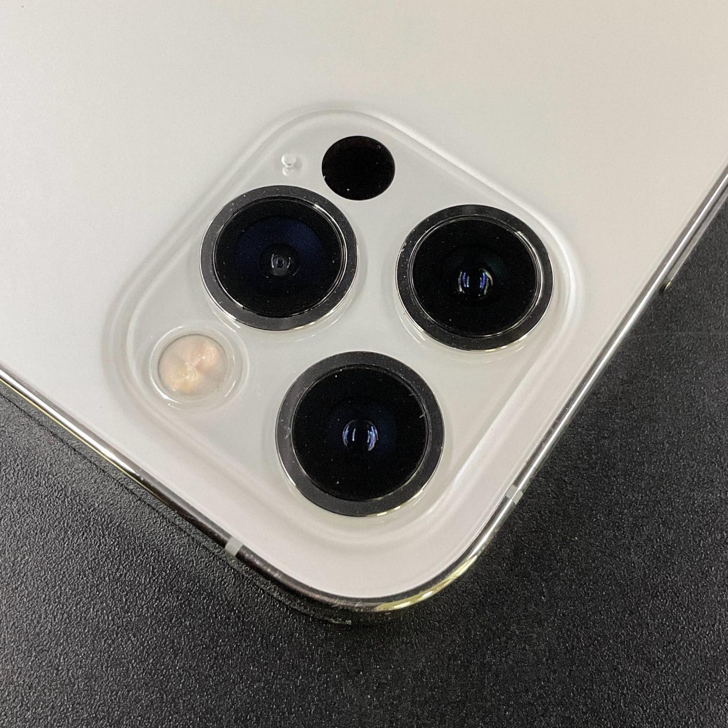 【全額返金保証】【最速発送】Apple iPhone iPhone 12 Pro 256GB シルバー docomo 白ロム 動作確認済 78%