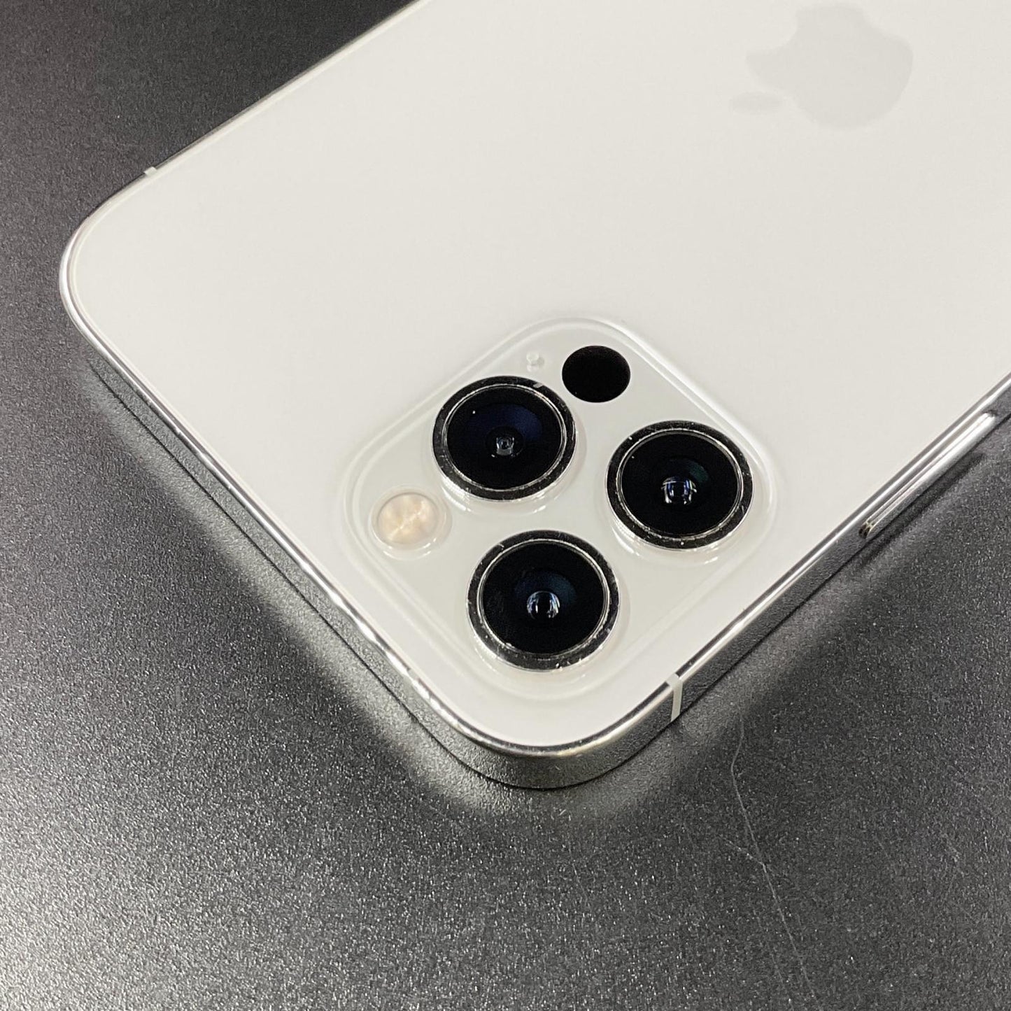 【全額返金保証】【最速発送】Apple iPhone iPhone 12 Pro 256GB シルバー docomo SIMフリー 白ロム 動作確認済 73%