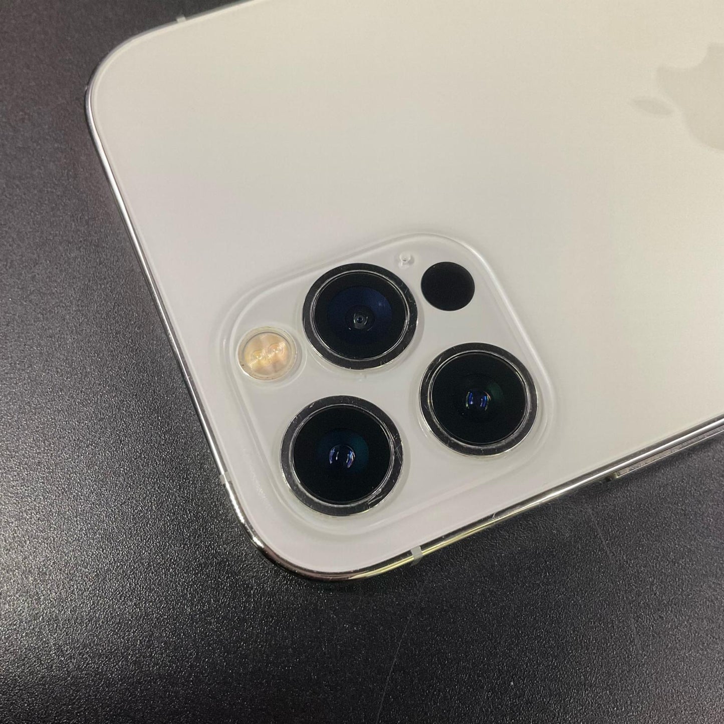 【全額返金保証】【最速発送】Apple iPhone iPhone 12 Pro 256GB シルバー docomo SIMフリー 白ロム 動作確認済 70%