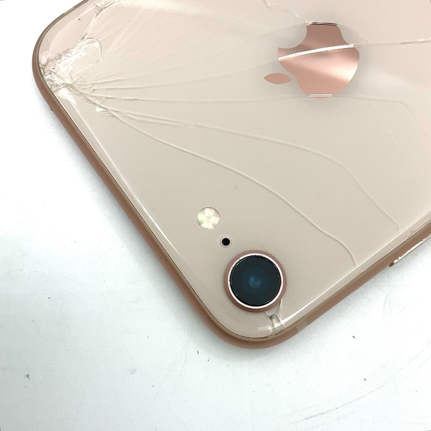 【最速発送】Apple iPhone iPhone 8 64GB ゴールド docomo 白ロム【難有】 85%