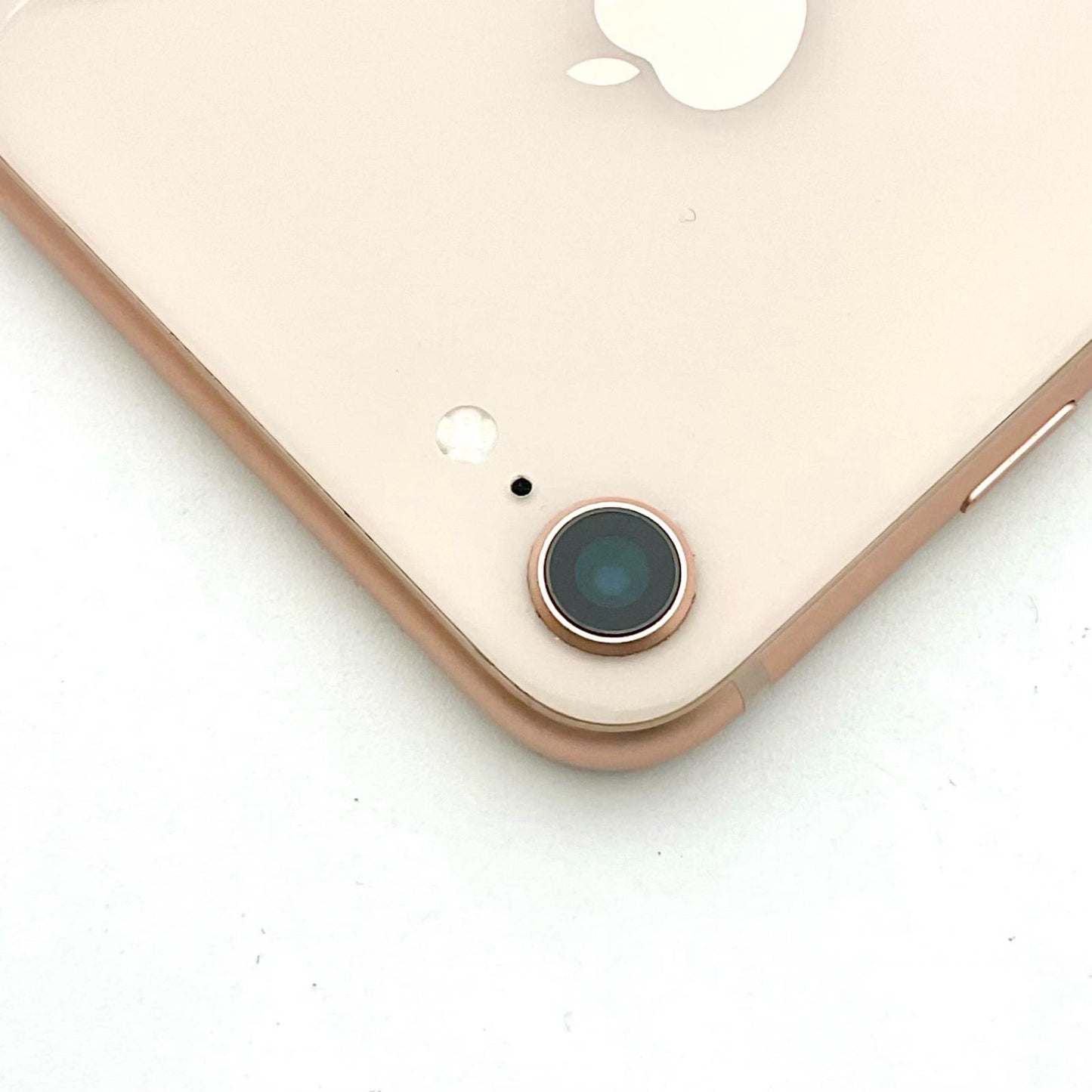【全額返金保証】【最速発送】Apple iPhone iPhone 8 64GB ゴールド docomo 白ロム 動作確認済 84%