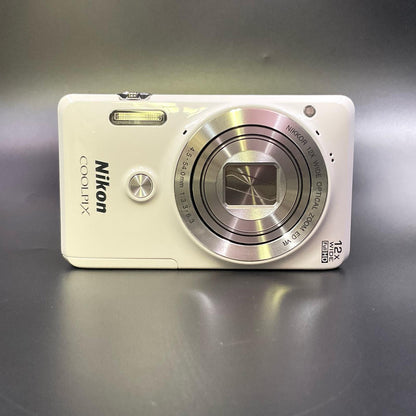 【全額返金保証】【最速発送】Nikon コンパクトデジタルカメラ COOLPIX S6900 [ナチュラルホワイト] 超美品 動作確認済