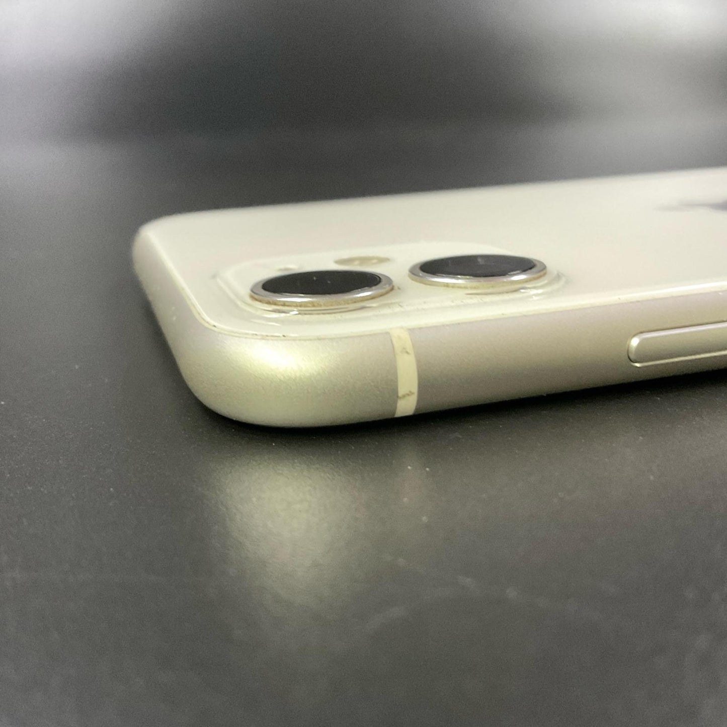 【最速発送】Apple iPhone iPhone 11 64GB ホワイト docomo SIMフリー 白ロム【難有】 72%