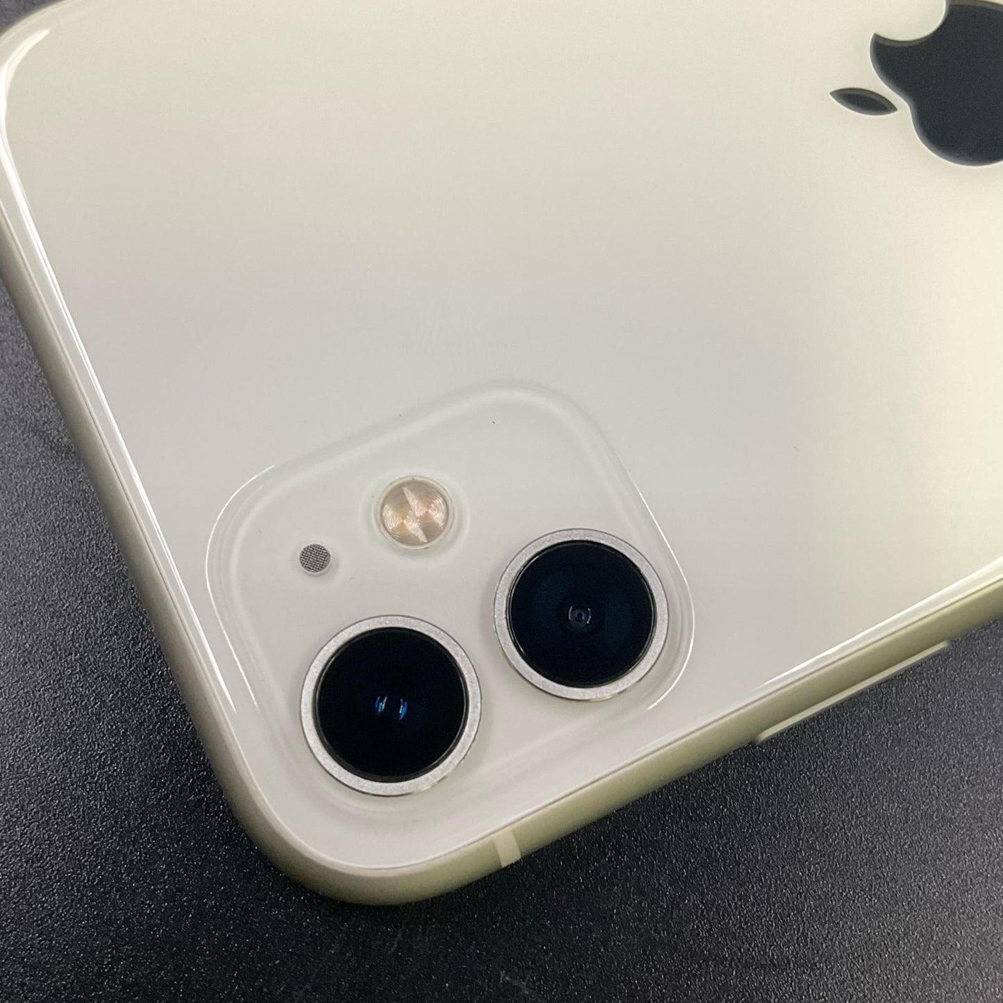 【全額返金保証】【最速発送】Apple iPhone iPhone 11 64GB ホワイト au 白ロム 動作確認済 77%