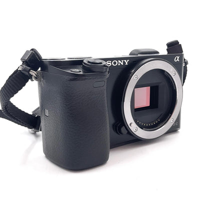 【最速発送】Sony デジタル一眼 α6000 ILCE-6000 ボディ ブラック【難有】