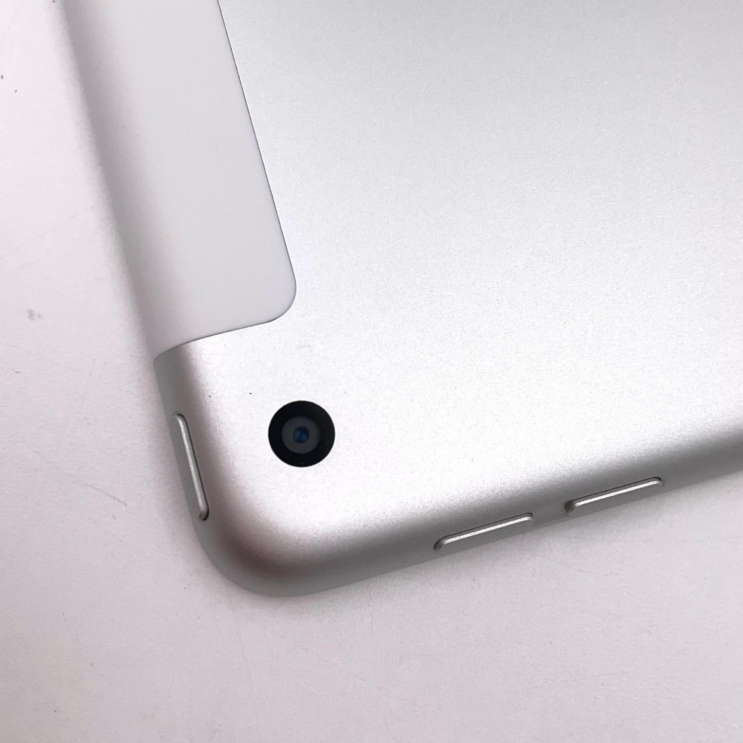【全額返金保証】【最速発送】Apple iPad iPad 10.2インチ 第9世代 64GB シルバー WiFi+Cellular docomo 白ロム 美品 動作確認済