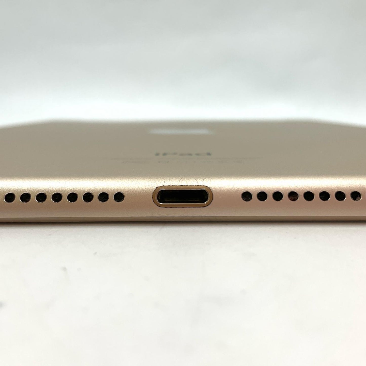 【全額返金保証】【最速発送】Apple iPad Air 9.7インチ 第2世代 16GB ゴールド WiFi+Cellular docomo 白ロム 動作確認済