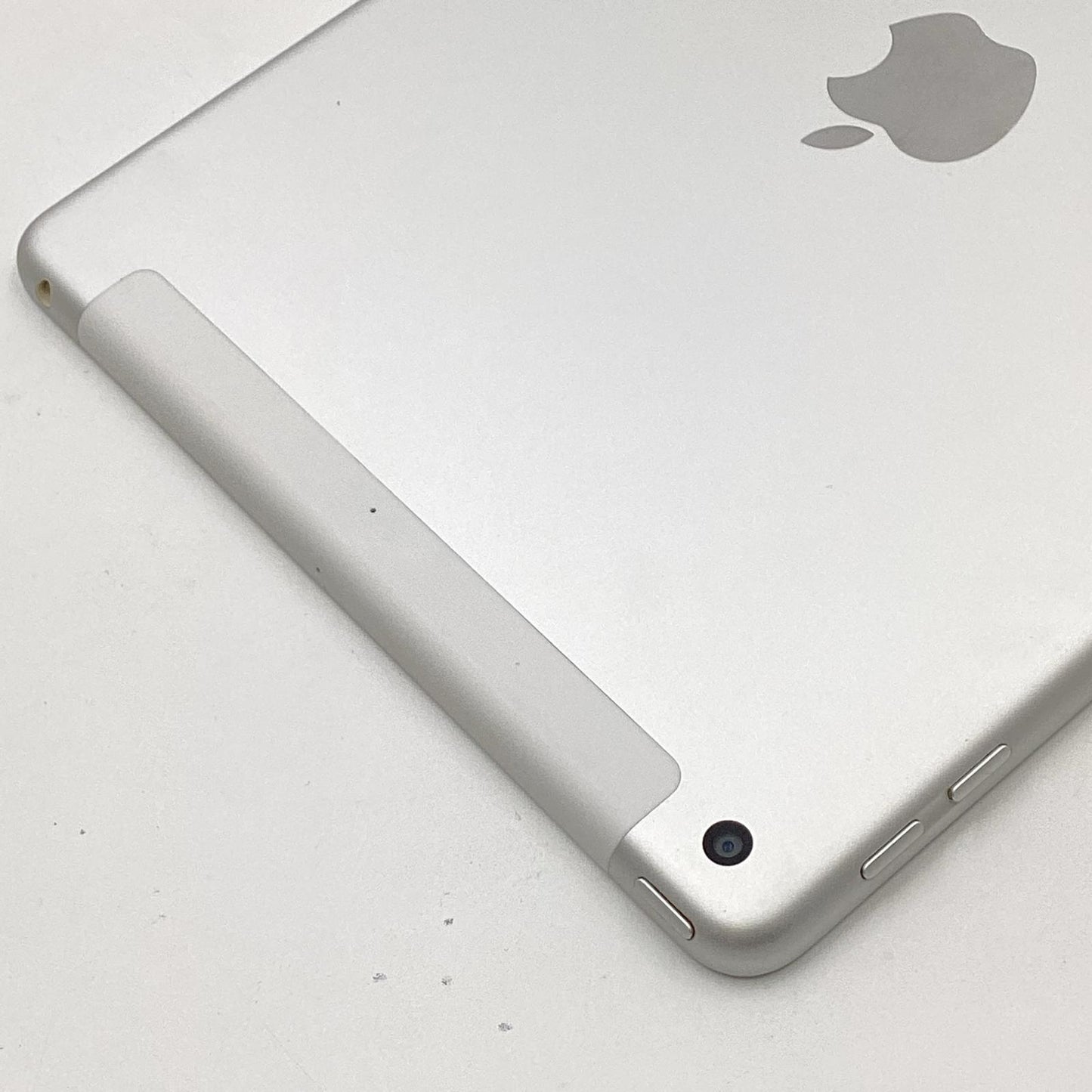 【最速発送】Apple iPad iPad 9.7インチ 第6世代 32GB シルバー WiFi+Cellular docomo 白ロム【難有】
