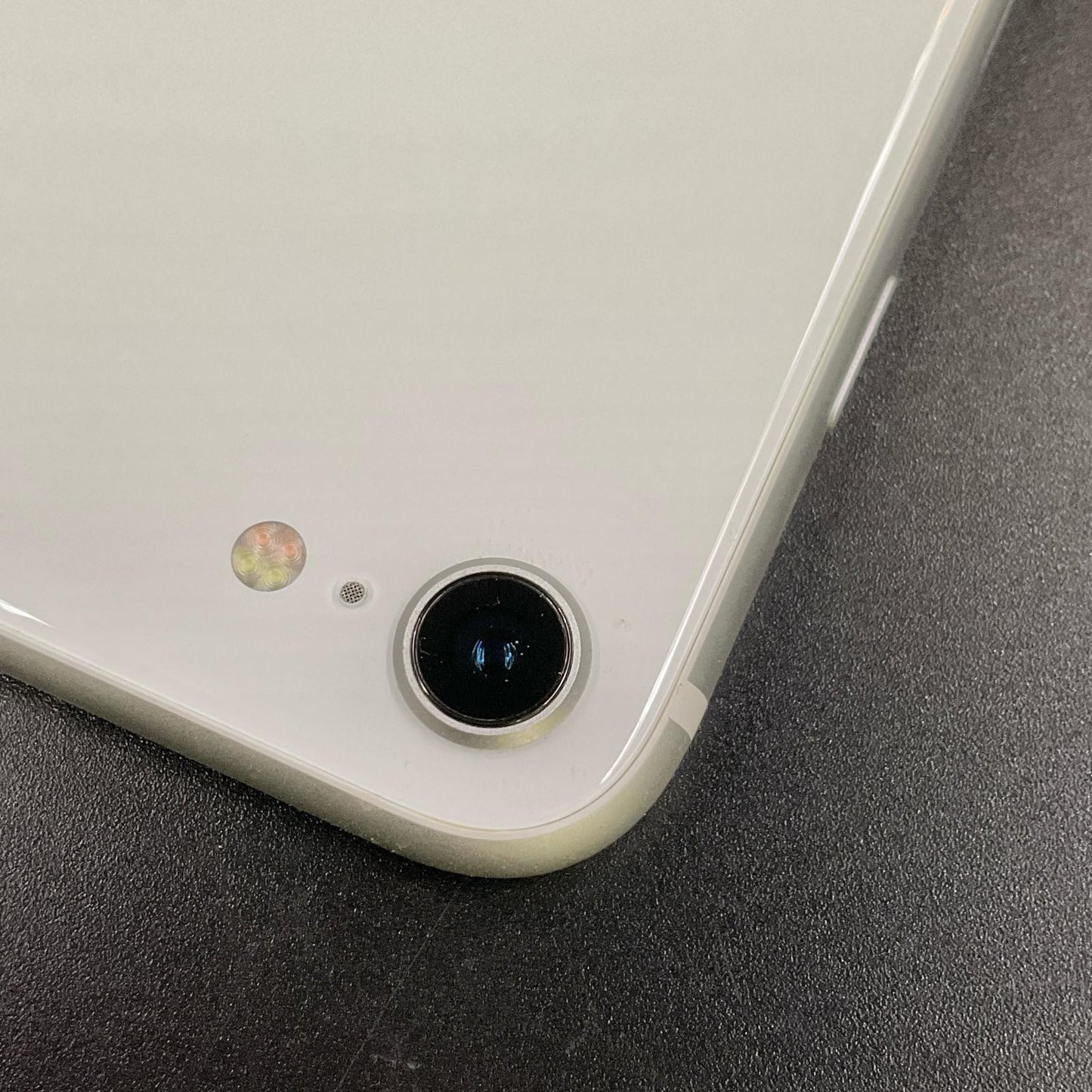 【最速発送】Apple iPhone iPhone SE（第2世代） 64GB ホワイト docomo 白ロム【難有】 82%