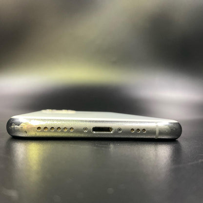 【全額返金保証】【最速発送】Apple iPhone iPhone 11 Pro 256GB シルバー docomo SIMフリー 白ロム 動作確認済 77.6%