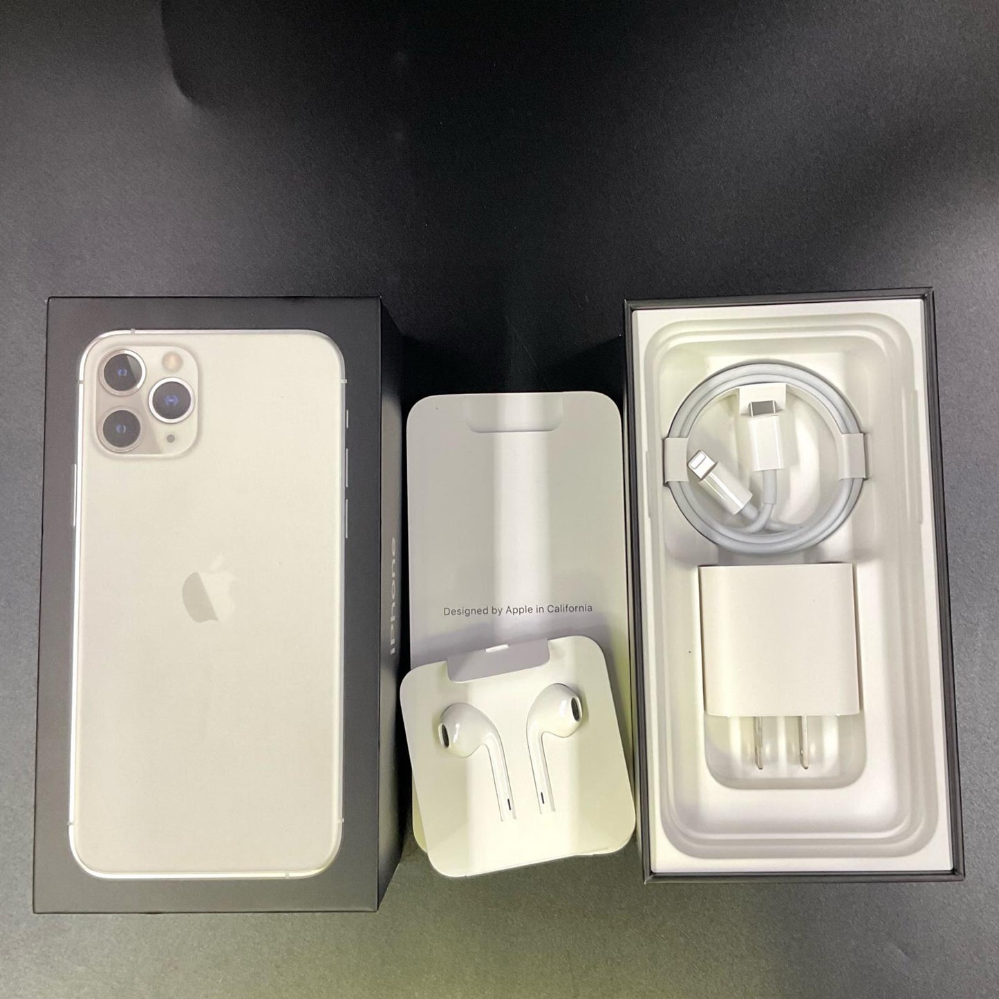 【全額返金保証】【最速発送】Apple iPhone iPhone 11 Pro 256GB シルバー docomo SIMフリー 白ロム 動作確認済 77.6%