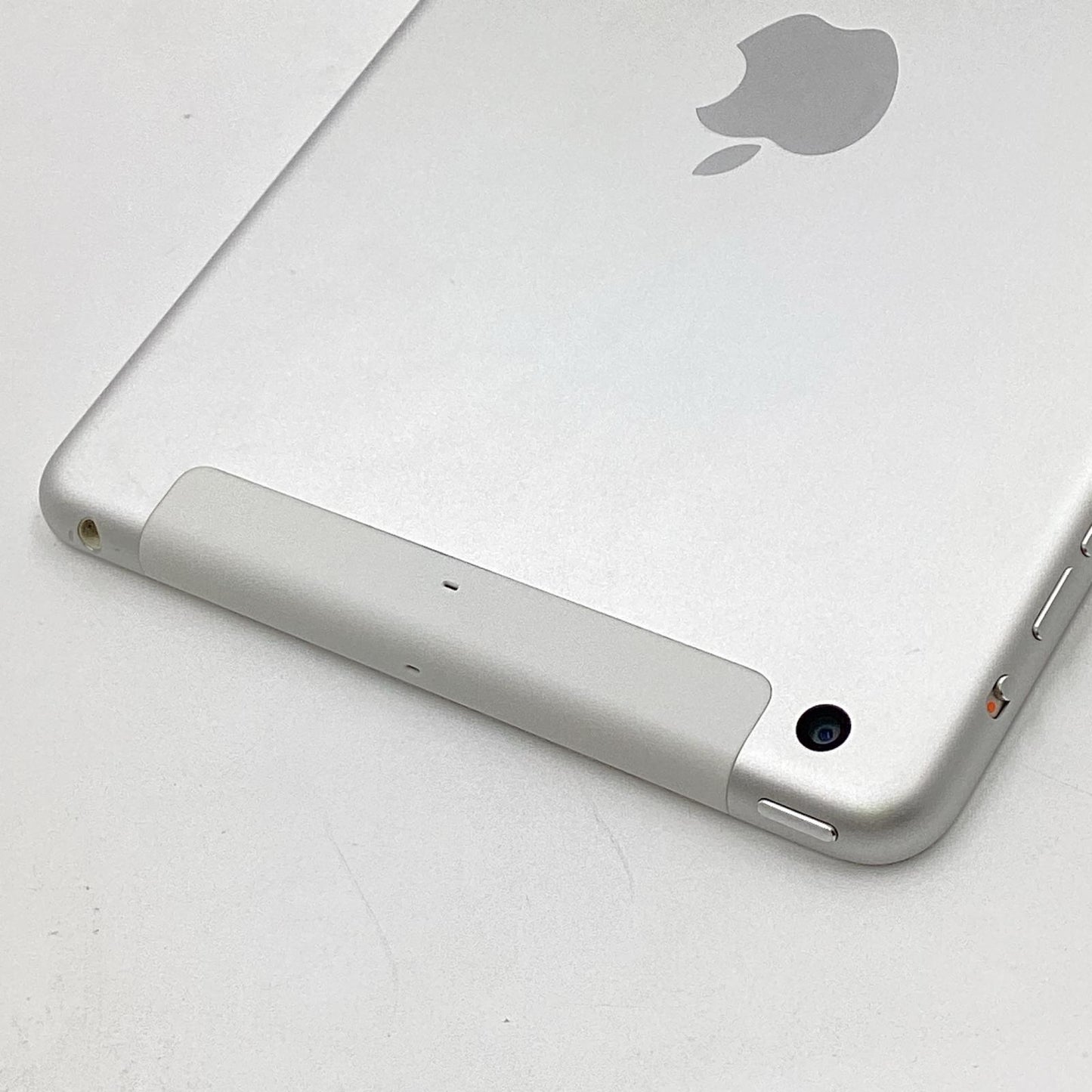 【最速発送】Apple iPad mini 7.9インチ 第3世代 64GB シルバー WiFi+Cellular docomo 白ロム【難有】