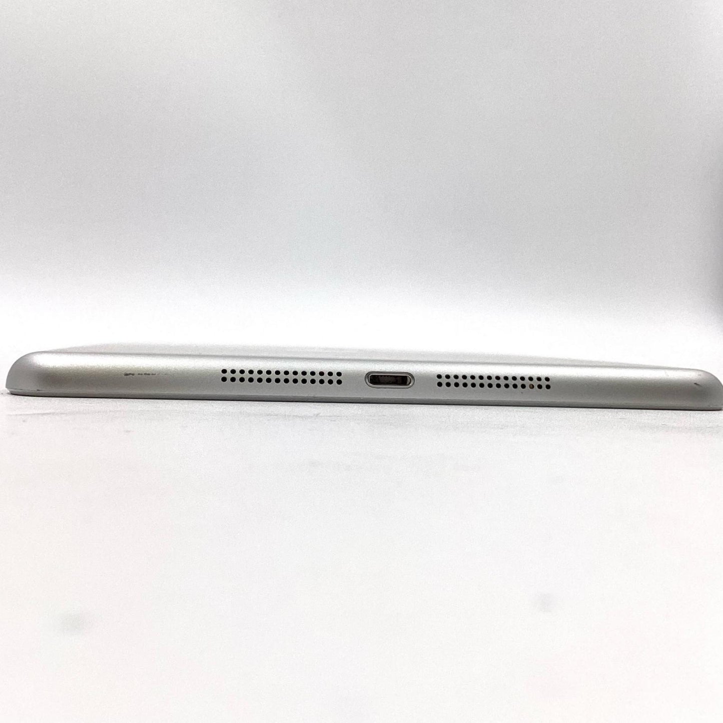 【最速発送】Apple iPad mini 7.9インチ 第3世代 64GB シルバー WiFi+Cellular docomo 白ロム【難有】