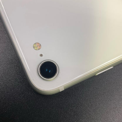 【全額返金保証】【最速発送】Apple iPhone iPhone SE（第2世代） 128GB ホワイト docomo 白ロム 動作確認済 81%