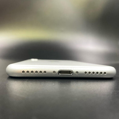 【全額返金保証】【最速発送】Apple iPhone iPhone SE（第2世代） 128GB ホワイト docomo 白ロム 動作確認済 81%