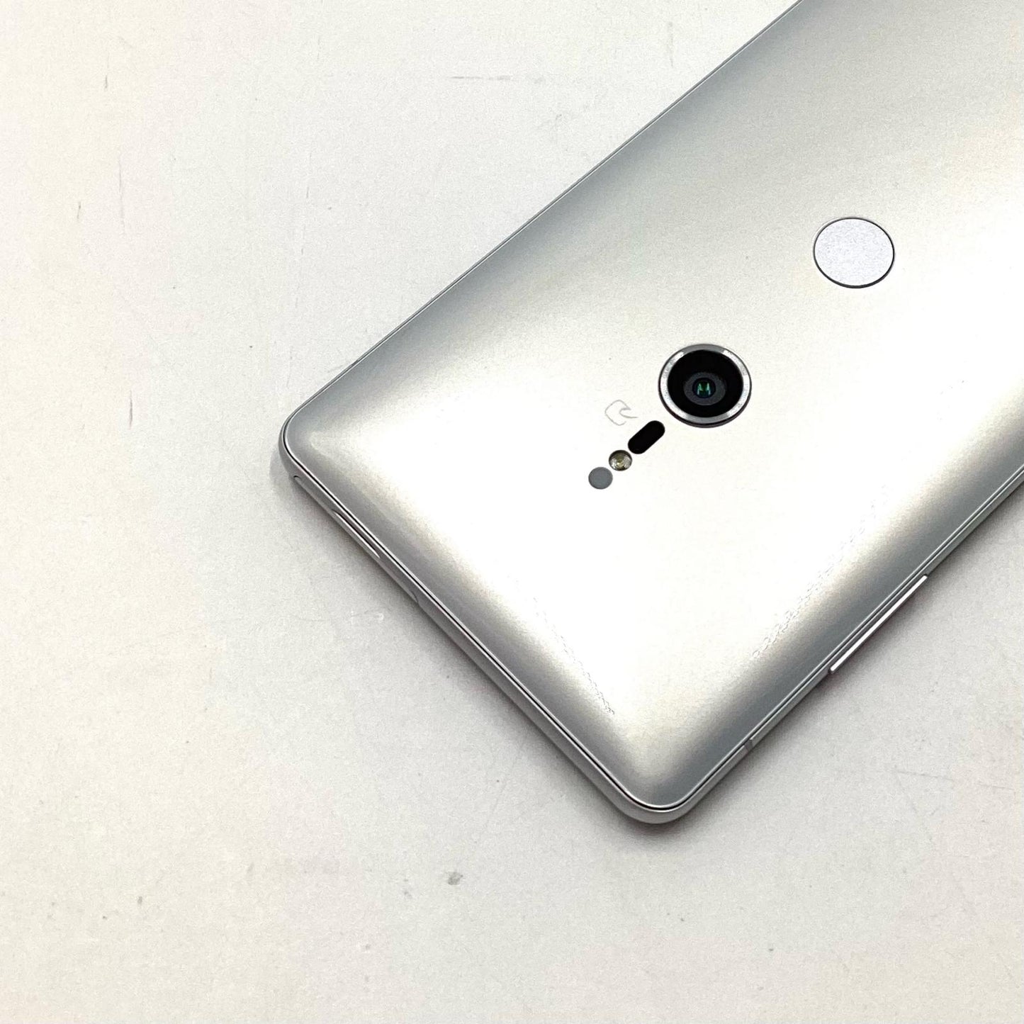 【全額返金保証】【最速発送】Sony Xperia XZ3 64GB ホワイトシルバー au SOV39 白ロム 動作確認済