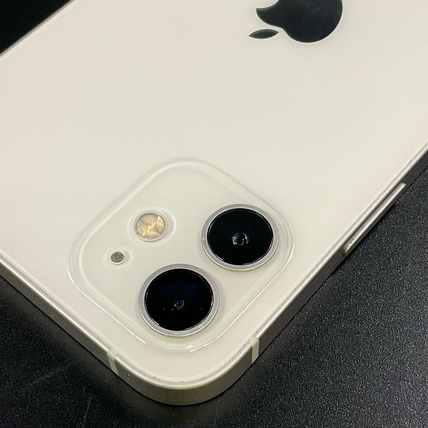 【全額返金保証】【最速発送】Apple iPhone iPhone 12 64GB ホワイト docomo 白ロム 動作確認済 81%