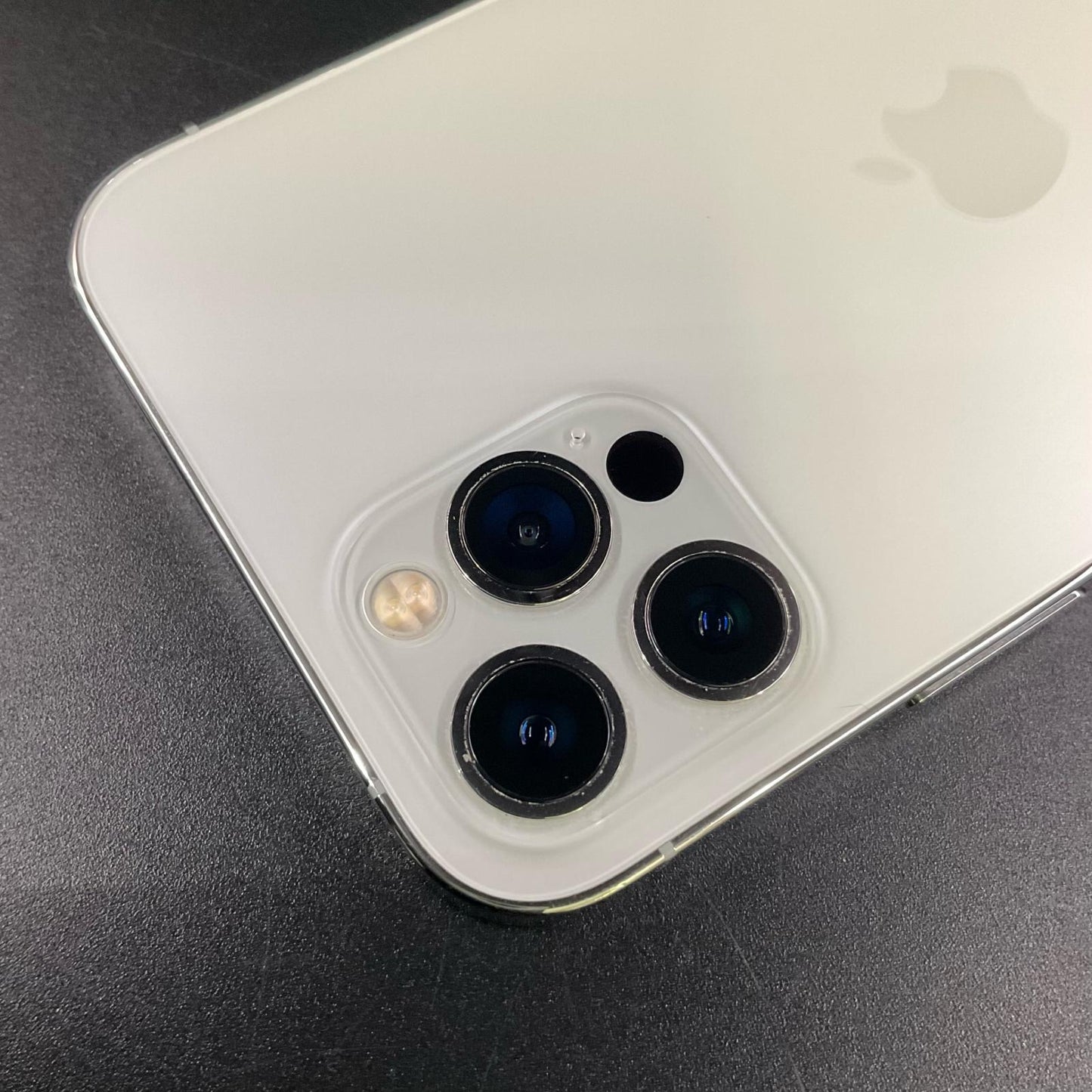 【最速発送】Apple iPhone iPhone 12 Pro 256GB シルバー au SIMフリー 白ロム【難有】 78%