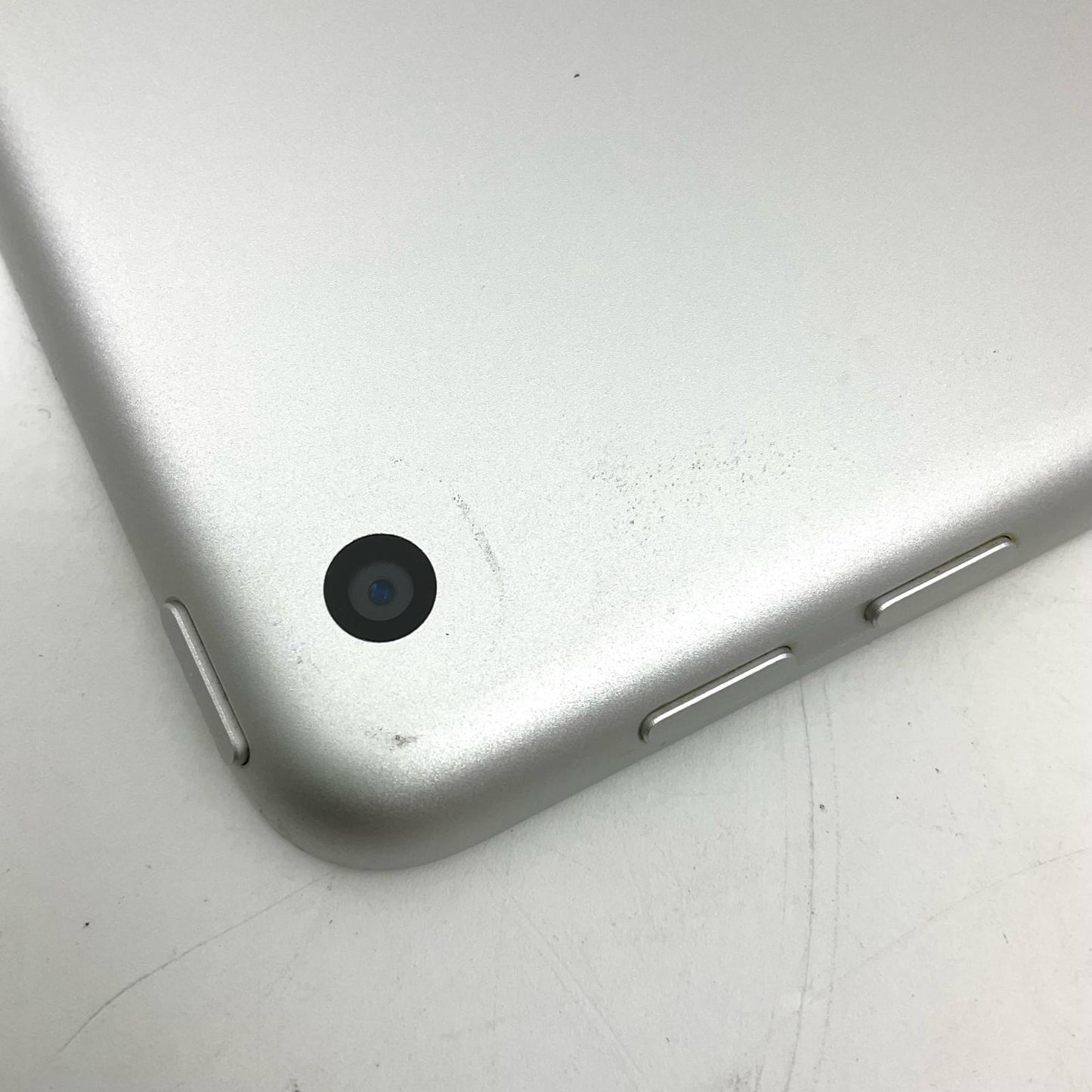 【全額返金保証】【最速発送】Apple iPad iPad 9.7インチ 第6世代 128GB シルバー Wi-Fi 動作確認済