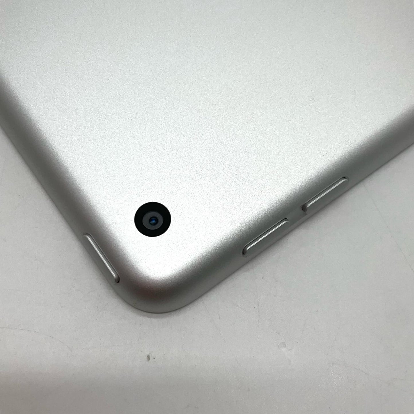 【全額返金保証】【最速発送】Apple iPad iPad 10.2インチ 第9世代 64GB シルバー Wi-Fi 美品 動作確認済