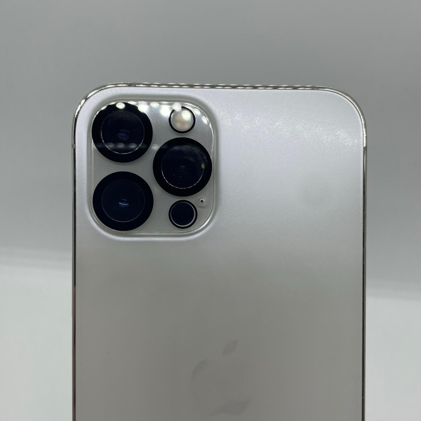 【全額返金保証】【最速発送】Apple iPhone iPhone 12 Pro Max 128GB シルバー au 白ロム 動作確認済 87%