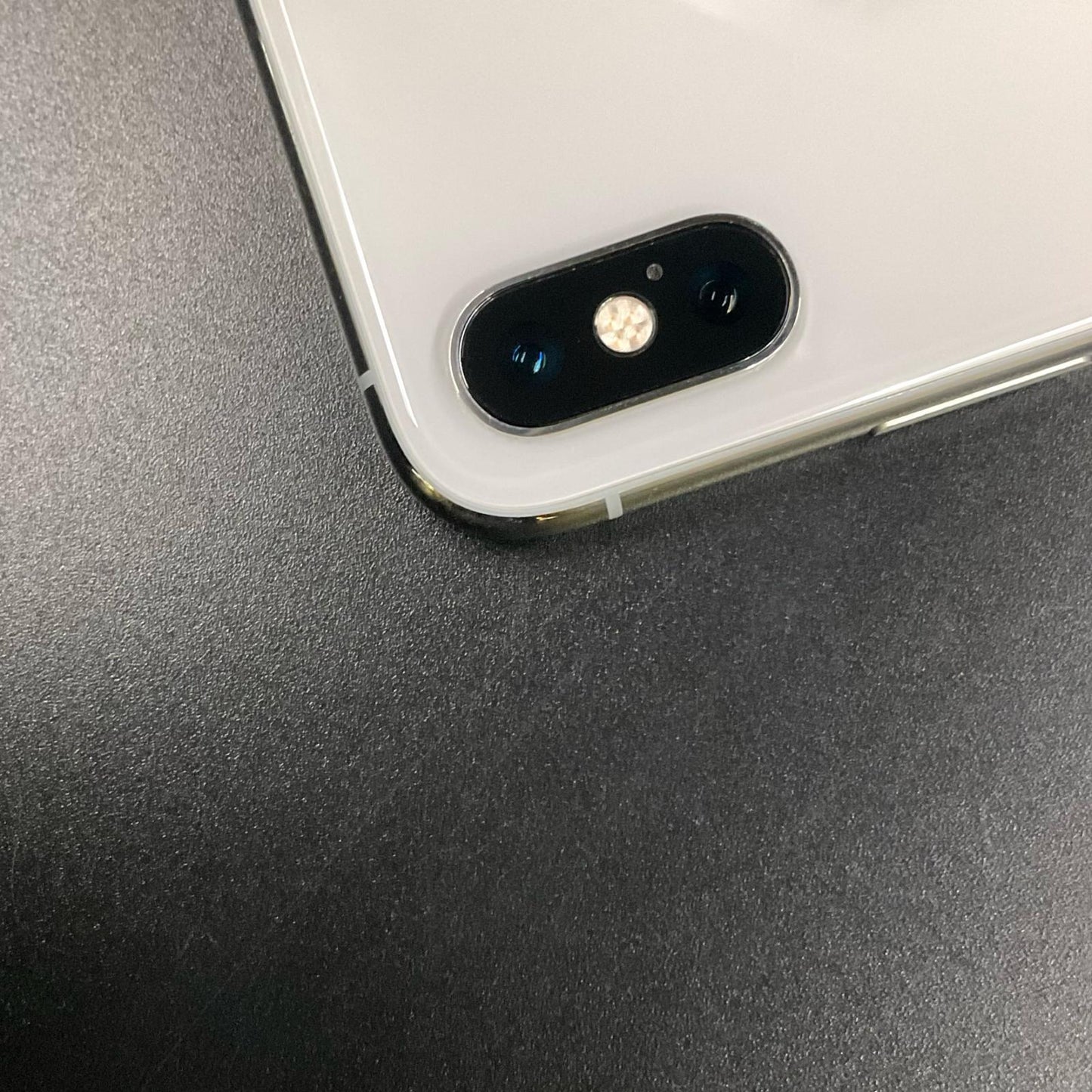 【全額返金保証】【最速発送】Apple iPhone iPhone XS 64GB シルバー au 白ロム 動作確認済 77%