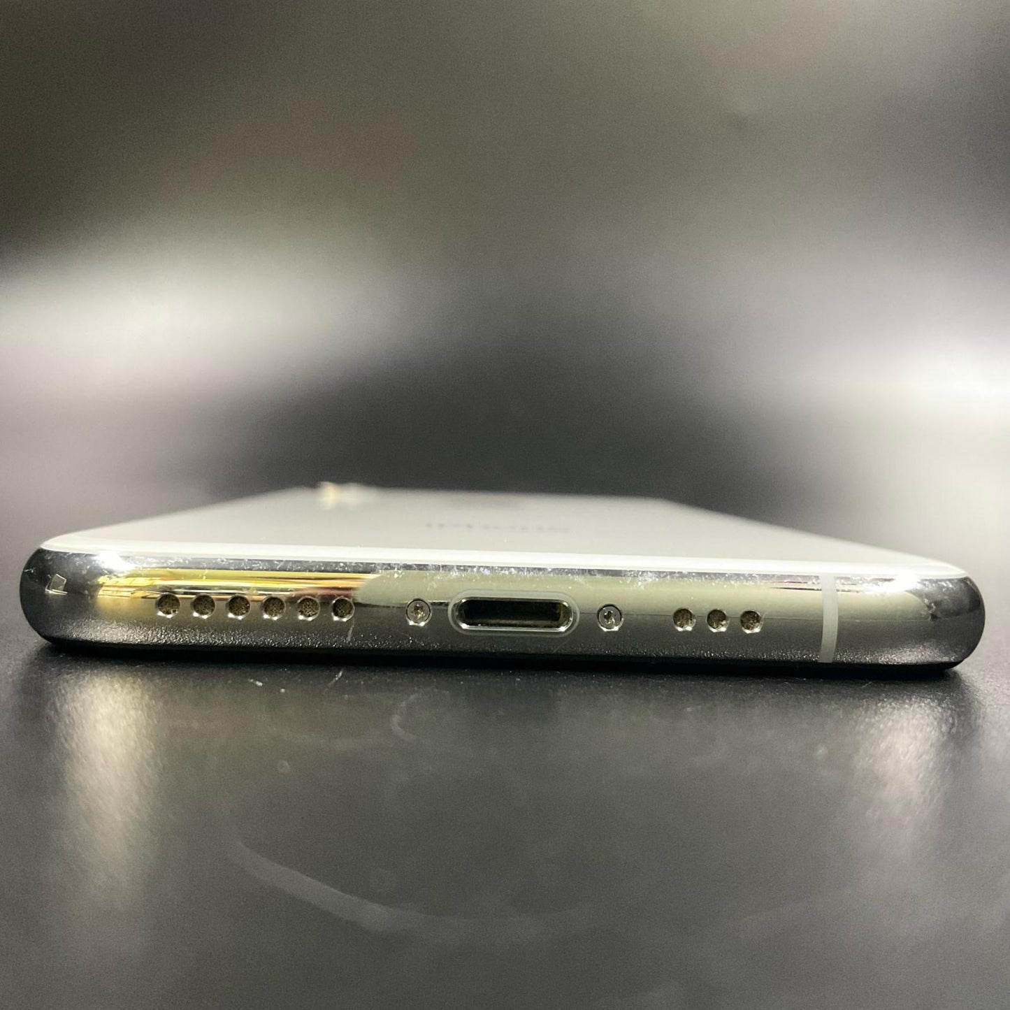 【全額返金保証】【最速発送】Apple iPhone iPhone XS 64GB シルバー au 白ロム 動作確認済 77%