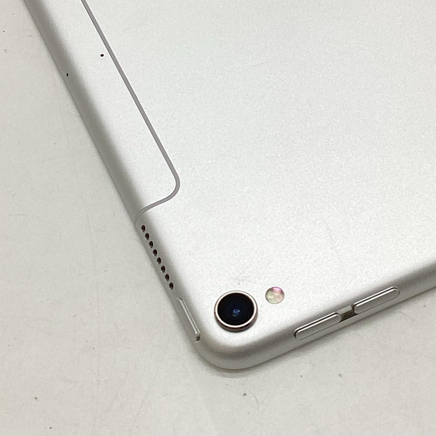【全額返金保証】【最速発送】Apple iPad Pro 10.5インチ 第1世代 256GB シルバー WiFi+Cellular docomo 白ロム 動作確認済