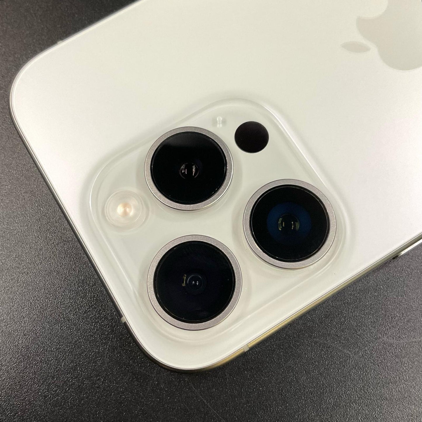 【全額返金保証】【最速発送】Apple iPhone iPhone Pro 15 Pro 1TB ホワイトチタニウム au 美品 動作確認済 88%