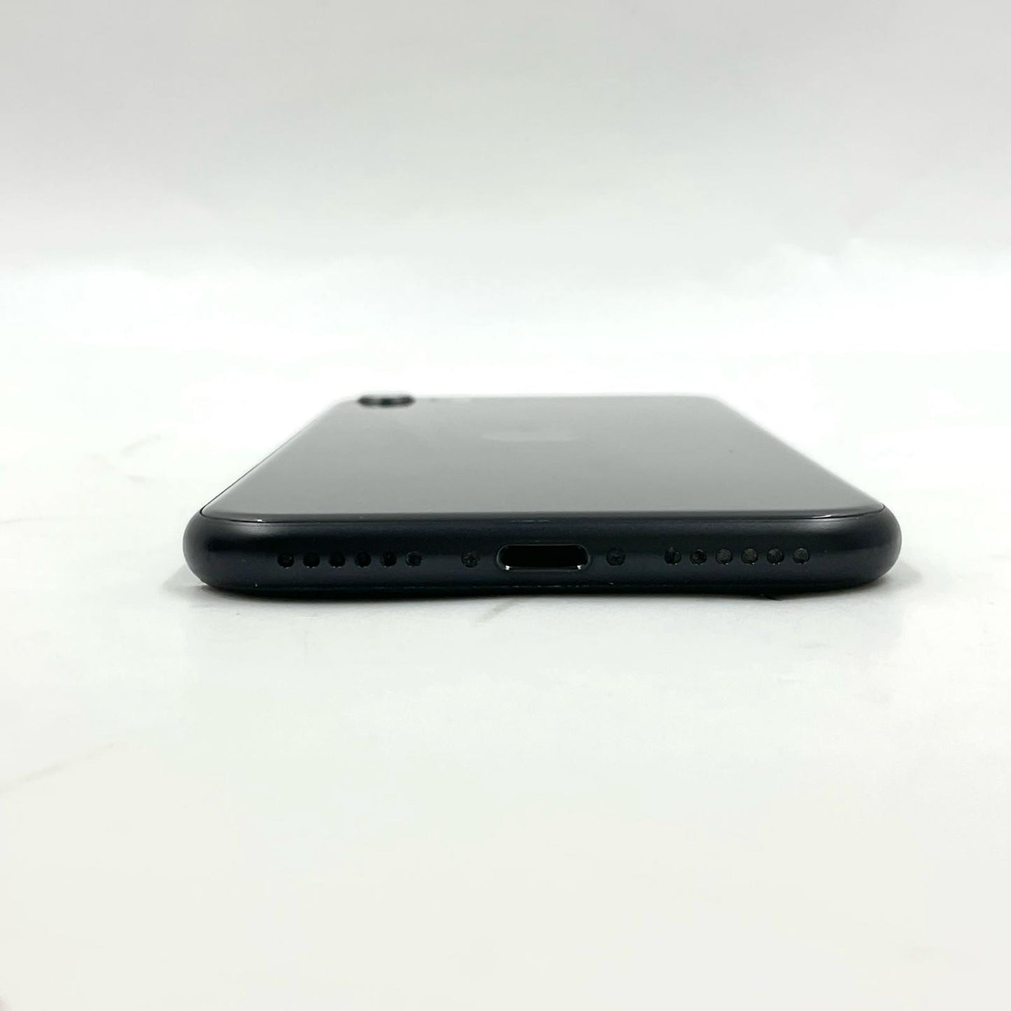 【全額返金保証】【最速発送】Apple iPhone iPhone SE（第2世代） 64GB ブラック docomo SIMフリー 白ロム 動作確認済 81%