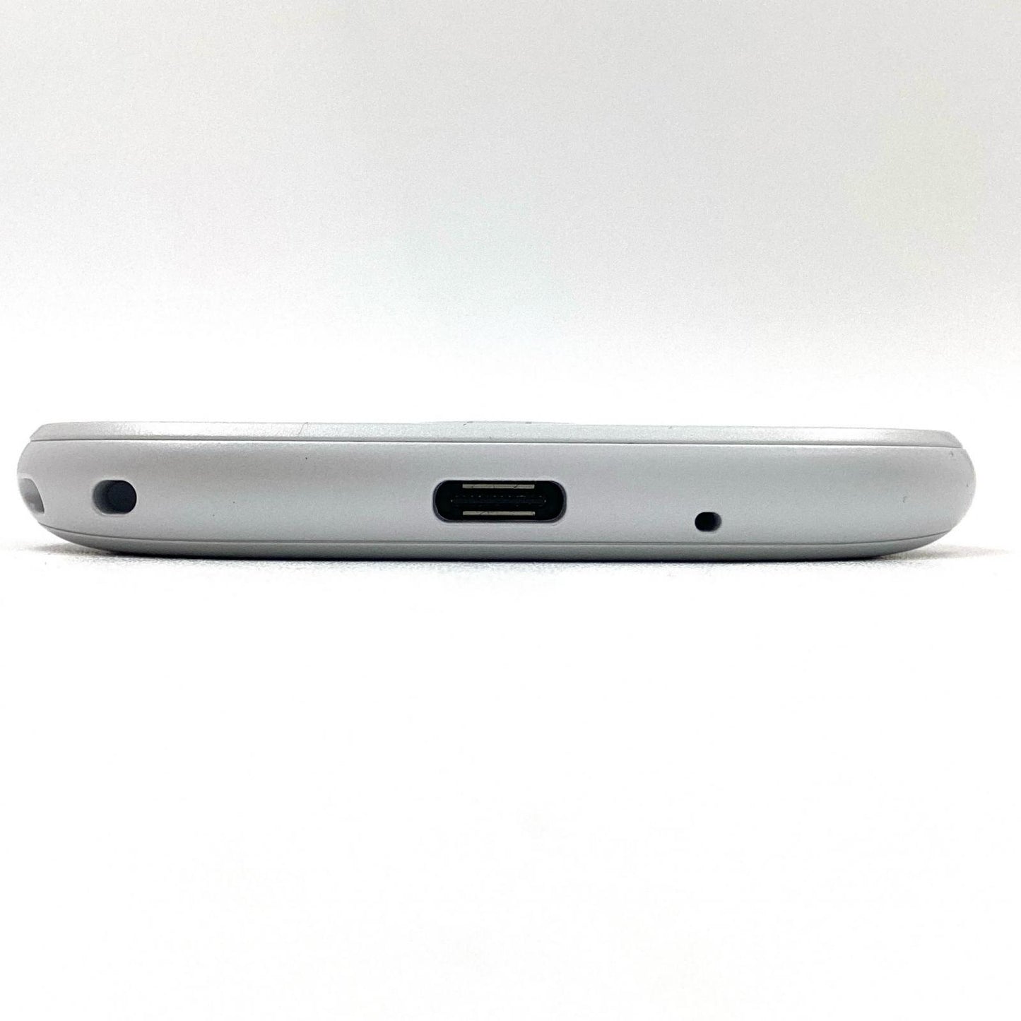 【全額返金保証】【最速発送】富士通 らくらくスマートフォン 32GB ホワイト docomo F-42A 白ロム 超美品 動作確認済