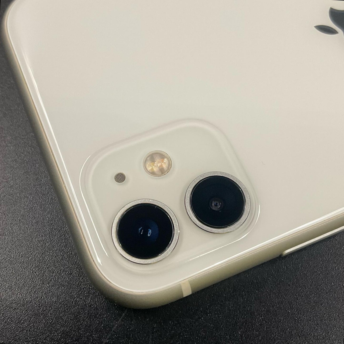 【全額返金保証】【最速発送】Apple iPhone iPhone 11 64GB ホワイト docomo 白ロム 動作確認済 75%