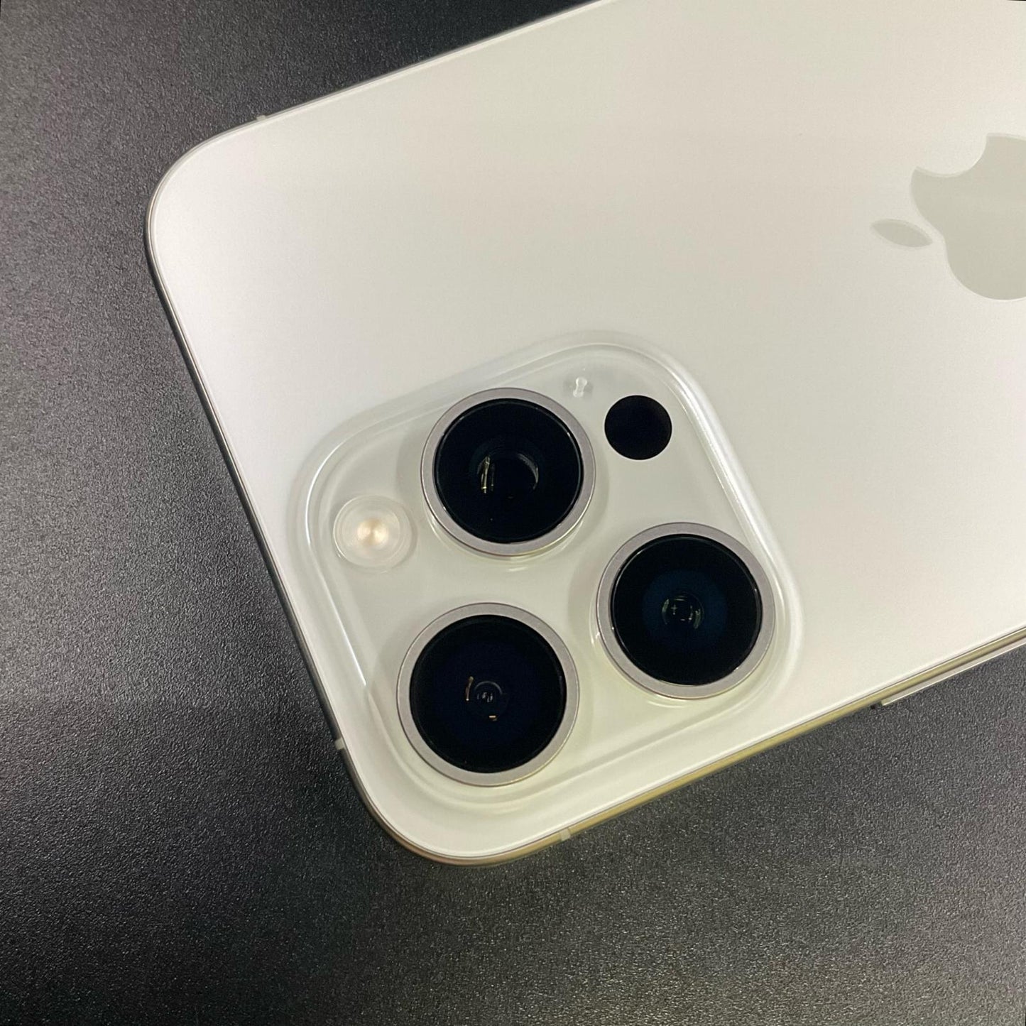 【全額返金保証】【最速発送】Apple iPhone iPhone 15 Pro Max 256GB ホワイト Softbank SIMフリー 動作確認済 82%