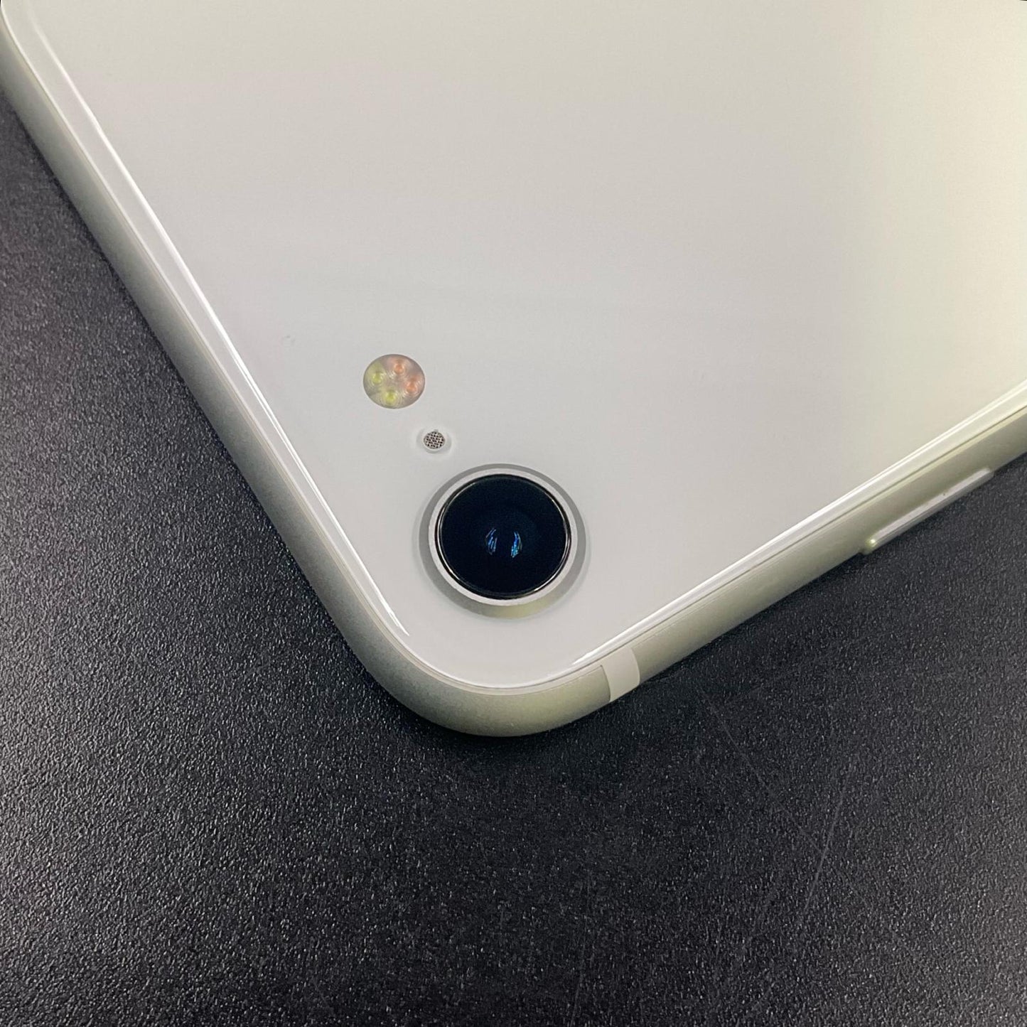 【全額返金保証】【最速発送】Apple iPhone iPhone SE（第2世代） 64GB ホワイト docomo 白ロム 動作確認済 72%