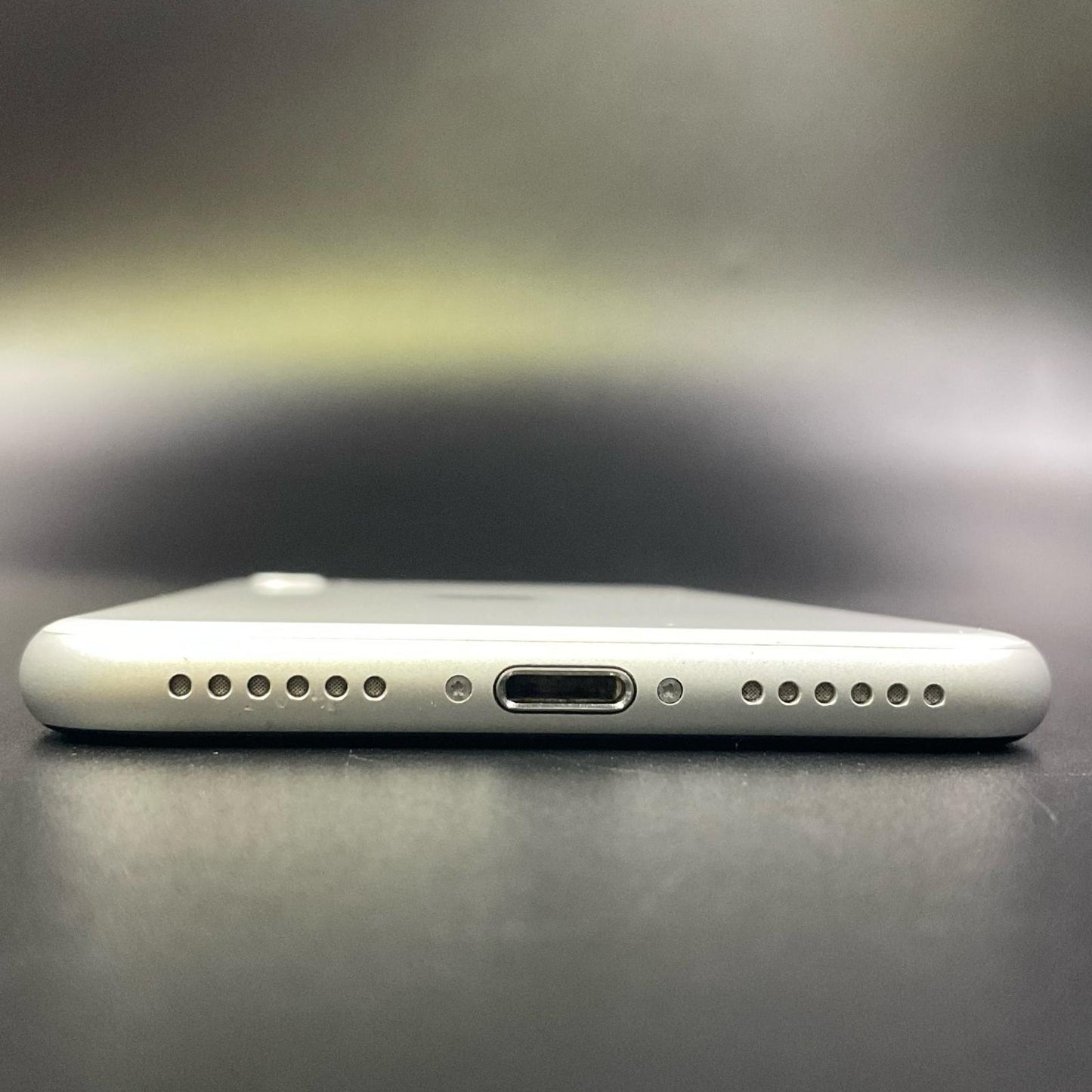 【全額返金保証】【最速発送】Apple iPhone iPhone SE（第2世代） 64GB ホワイト docomo 白ロム 動作確認済 72%